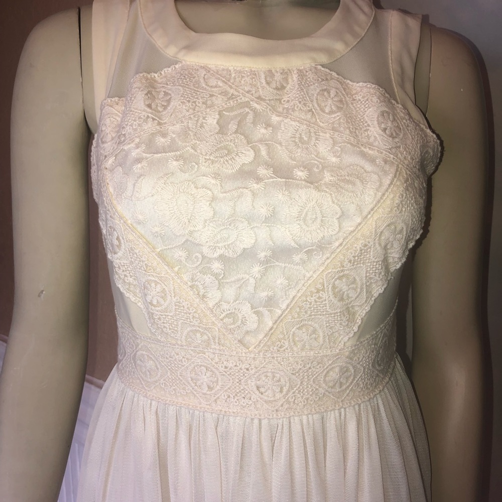 Gianni Bini beige Lace Dress ✨ NWOT